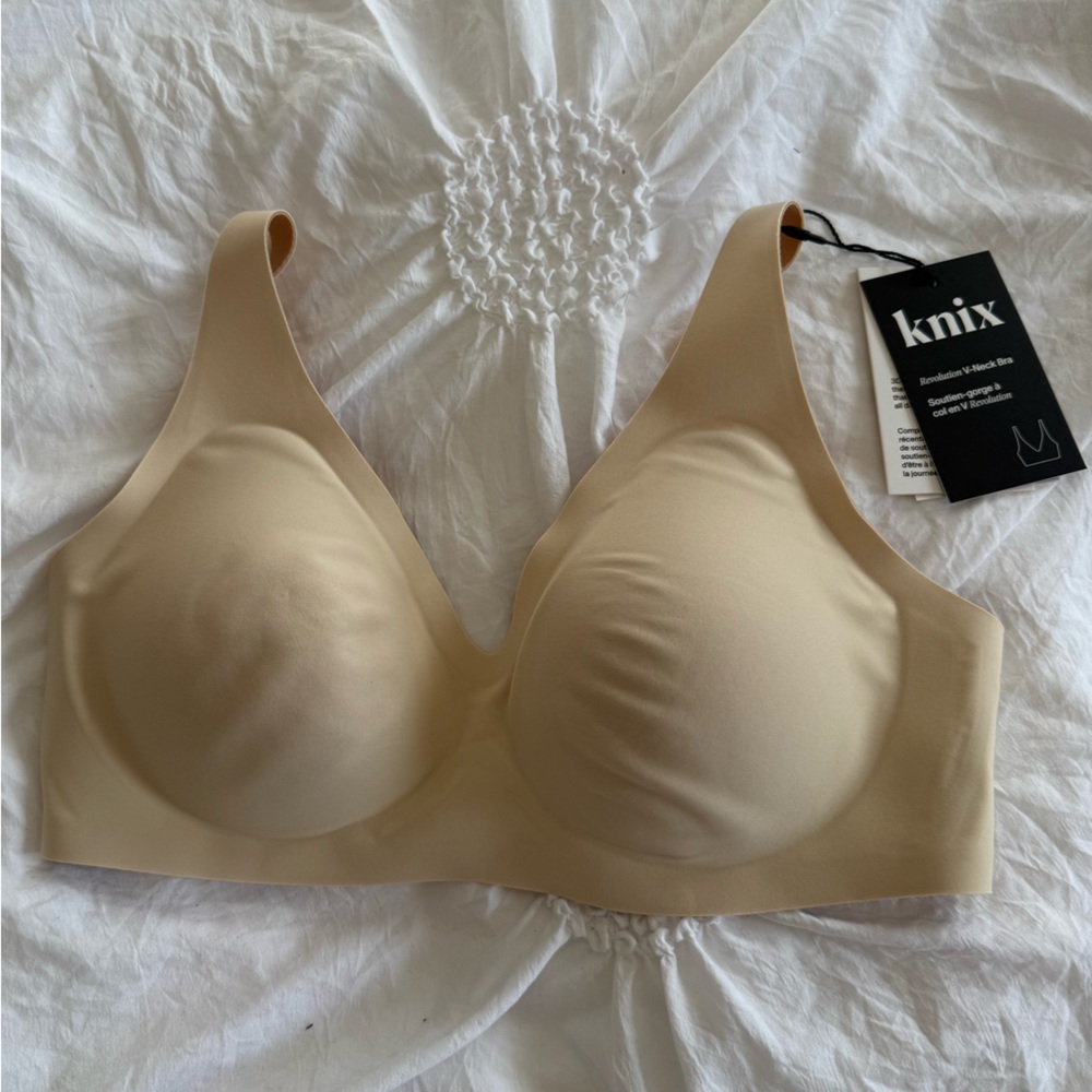 Knix Revolution V-Neck Bra- Seamless Bra- Removable Pads- Size M- Dune/Nude